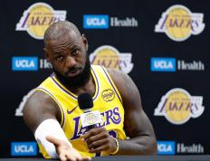 28quan-包含詹姆斯回归赛场，爆冷首场状态亮眼，澳大利亚队观众沸腾！的词条