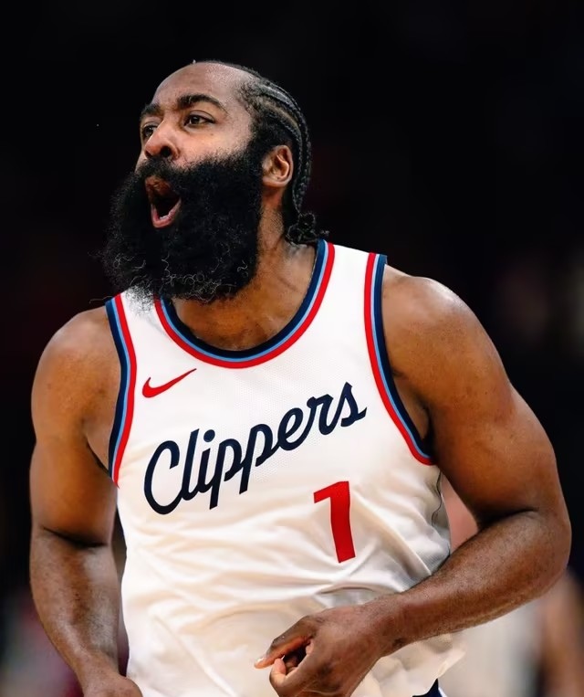 28圈-哈登回归赛场，出色防守首场状态亮眼，快船观众沸腾！的简单介绍